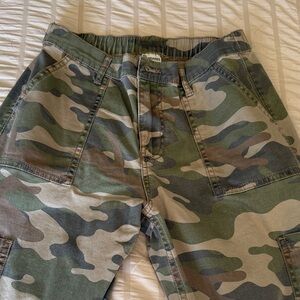 No Boundaries Women's Wide Leg Cargo Pants - Green Camo